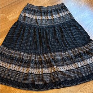 Vintage 1601 black and cream geometric patterned A-line midi skirt. Size L.